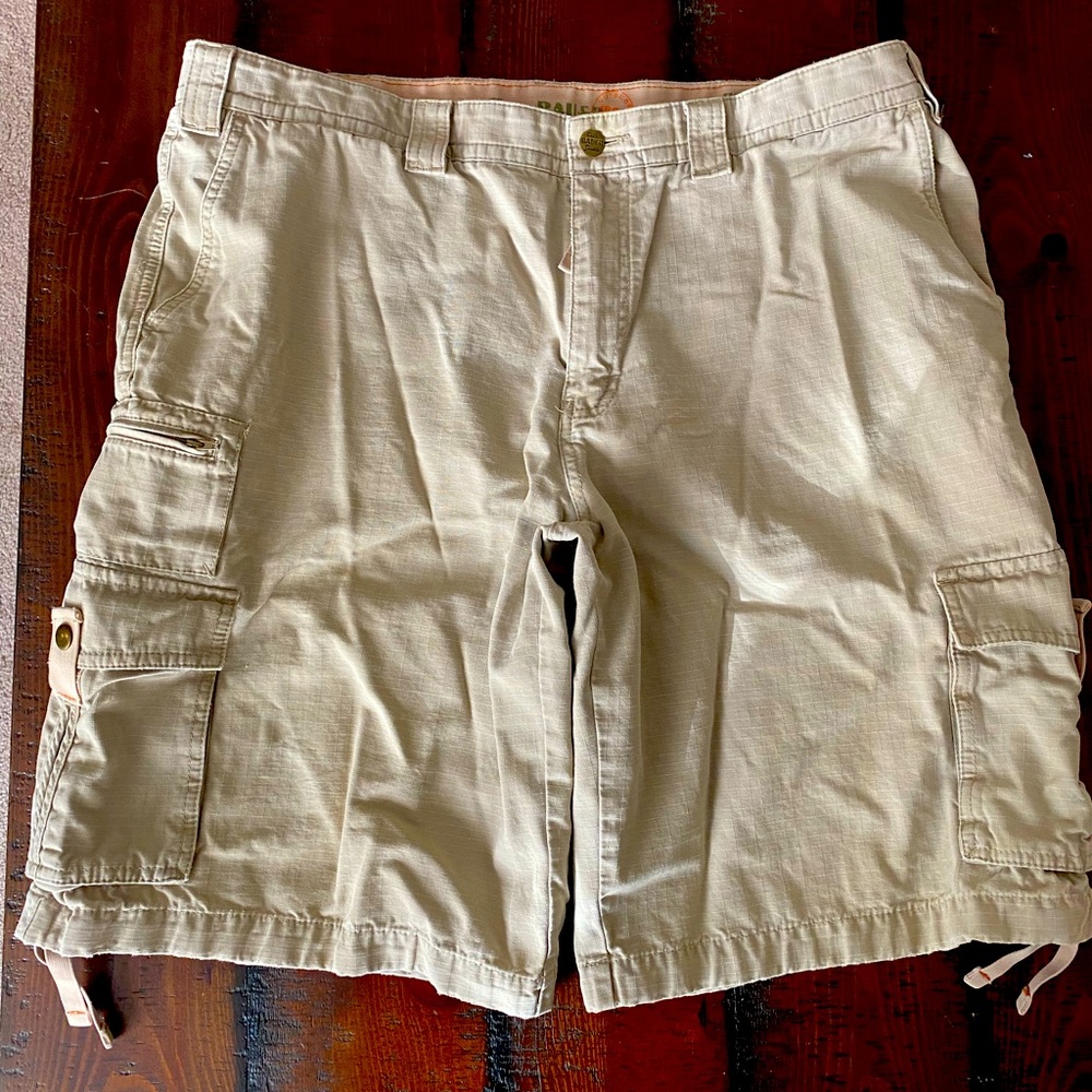 Eddie Baurer mens khaki cargo shorts in a size 38 -